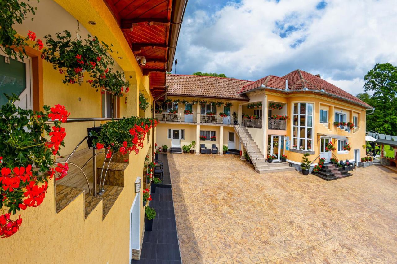 Pensiunea Valea Magurii Novaci-Straini Exterior photo